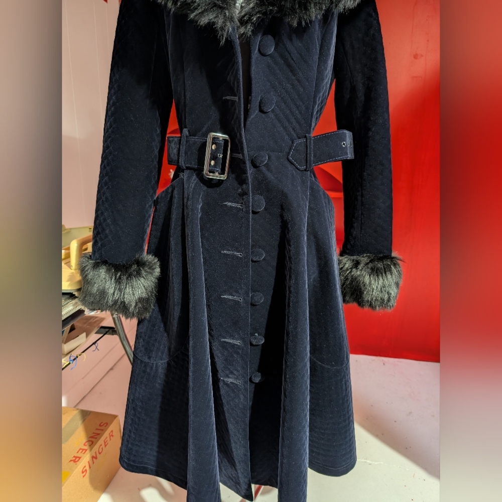 Elegant Dark Blue Fur-Trimmed Women's Coat - Picture 7 of 9